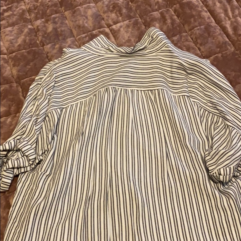 Universal Thread button down top - Picture 2 of 2
